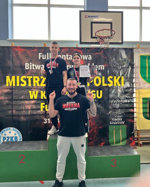 Trener z klubu Wataha wraz z zwycięzcami Nikodem Kucharski - 1 miejsce . Mistrz Polski Junior -81kg, Lena Borkowska - 1 miejsce. Mistrzyni Polski junior kat -48kg (stoją na podium)